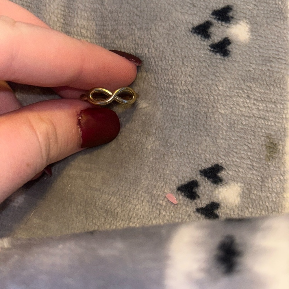 Gold Pinky Ring
Size 4